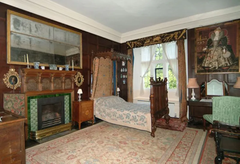 Bedroom at Guildford Elizabethan manor, M17 (photo 24)