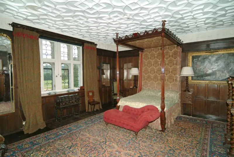 Bedroom at Guildford Elizabethan manor, M17 (photo 25)
