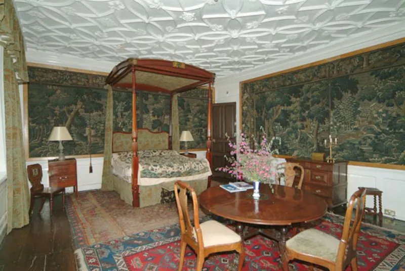 Bedroom at Guildford Elizabethan manor, M17 (photo 26)