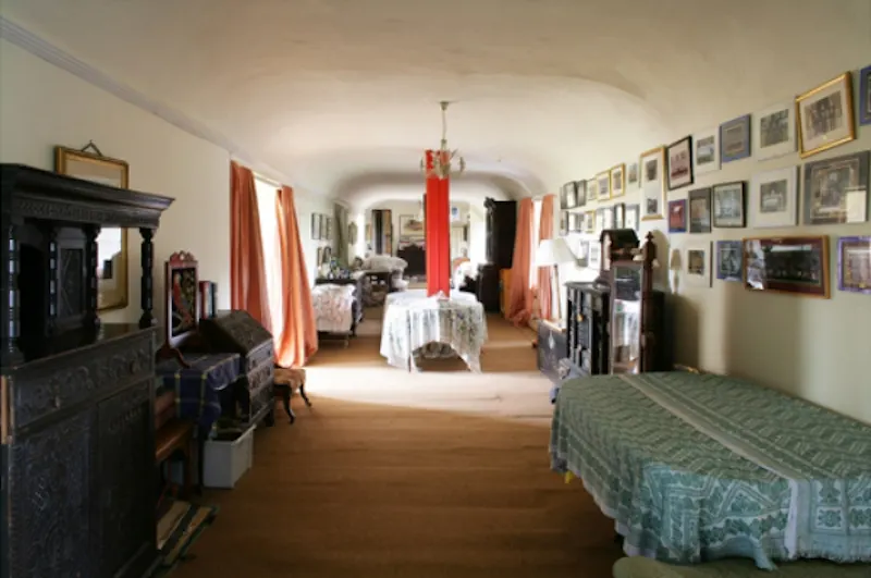 Landing at Guildford Elizabethan manor, M17 (photo 27)