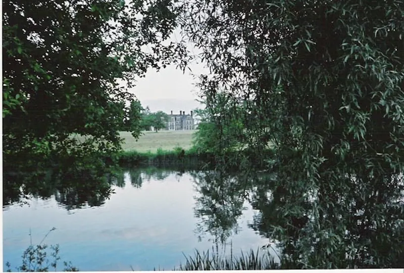 Lake at Guildford Elizabethan manor, M17 (photo 42)