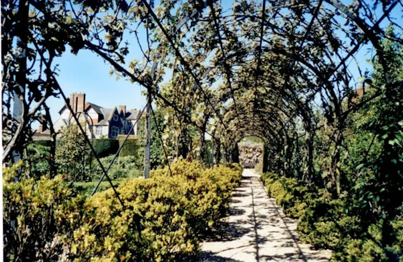 Guildford Elizabethan manor, M17 (photo 49)