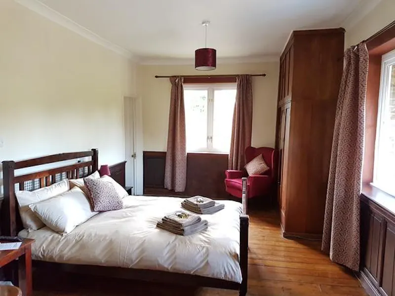 Bedroom at Harefield mill house, L581 (photo 6)