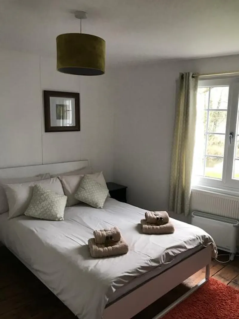 Bedroom at Harefield mill house, L581 (photo 9)
