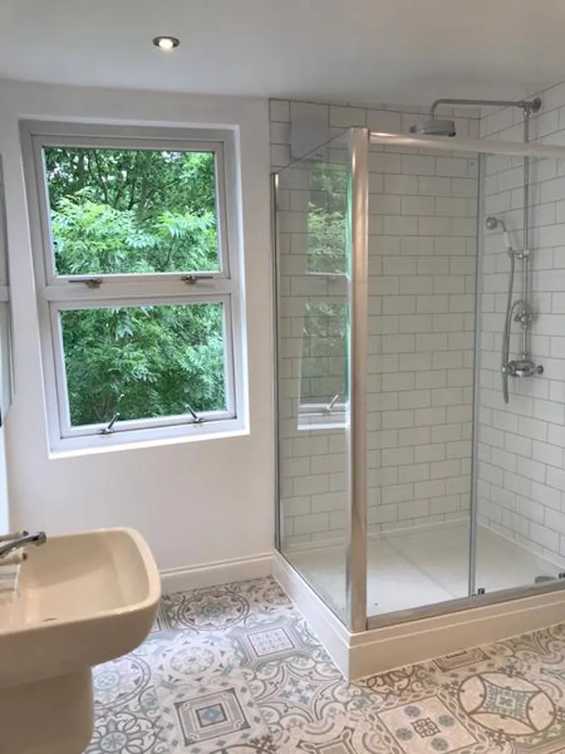 Shower at Harefield mill house, L581 (photo 12)