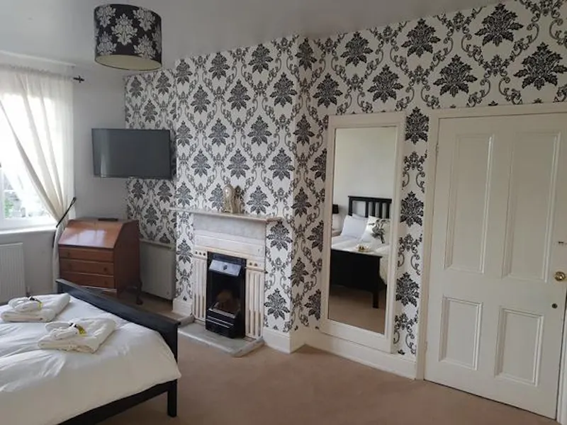 Bedroom at Harefield mill house, L581 (photo 15)