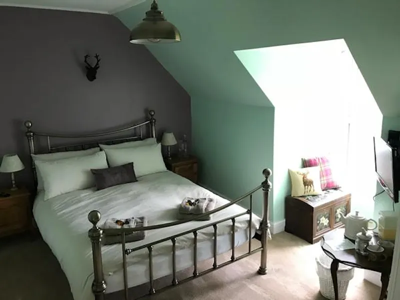 Bedroom at Harefield mill house, L581 (photo 18)