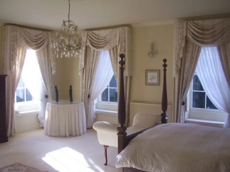 Bedroom at Portsmouth manor house, A1165 (photo 10)