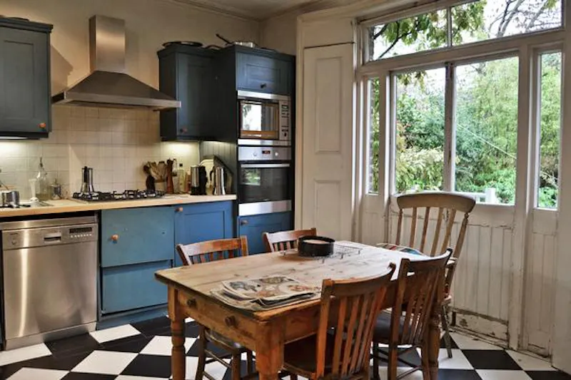 Dining room at Film location B569 in London (photo 7)