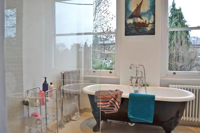 Bathroom at Film location B569 in London (photo 15)