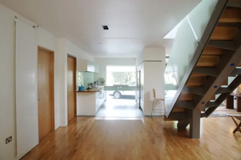Entrance hall at Twickenham modern house, K274 (photo 2)