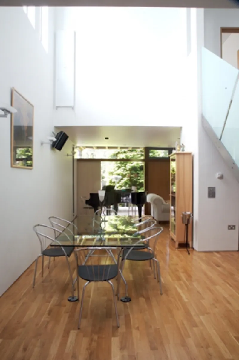 Dining room at Twickenham modern house, K274 (photo 7)