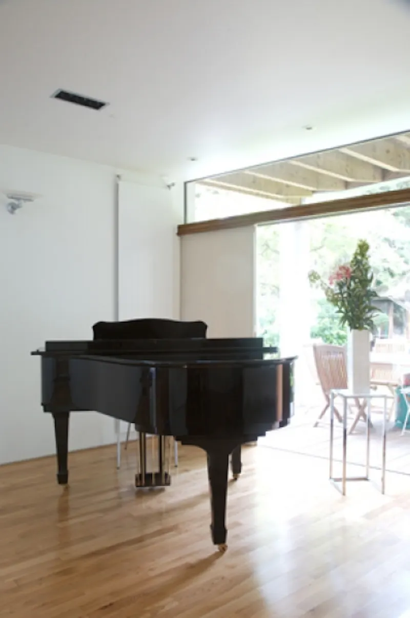 Piano at Twickenham modern house, K274 (photo 4)