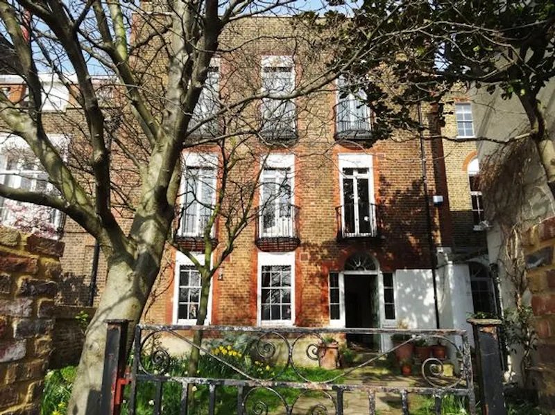 Gate at Georgian riverside house , B1302 (photo 1)