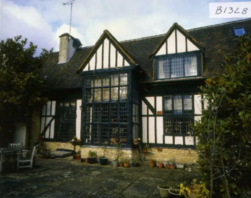 Tudor style house in Beaconsfield, B1328 (photo 1)