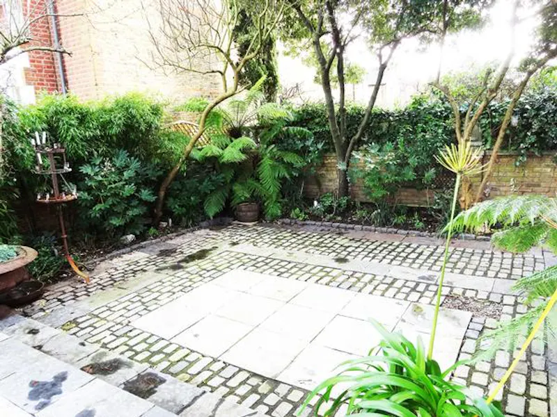Terrace/Patio at Contemporary Kew house, B1006 (photo 38)