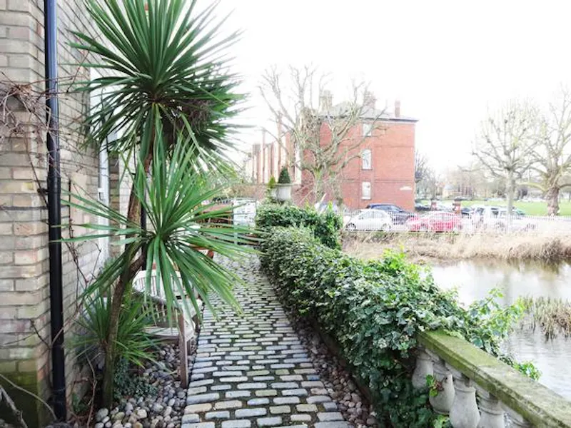 Contemporary Kew house, B1006 (photo 40)