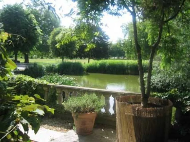 Lake at Contemporary Kew house, B1006 (photo 43)