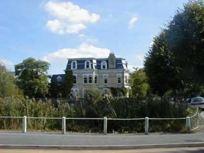 Contemporary Kew house, B1006 (photo 47)