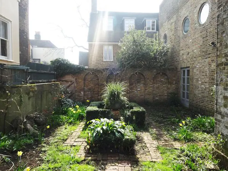 Courtyard at Georgian riverside house , B1302 (photo 56)