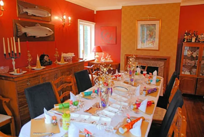 Dining room at Family house near Reading, E312 (photo 5)