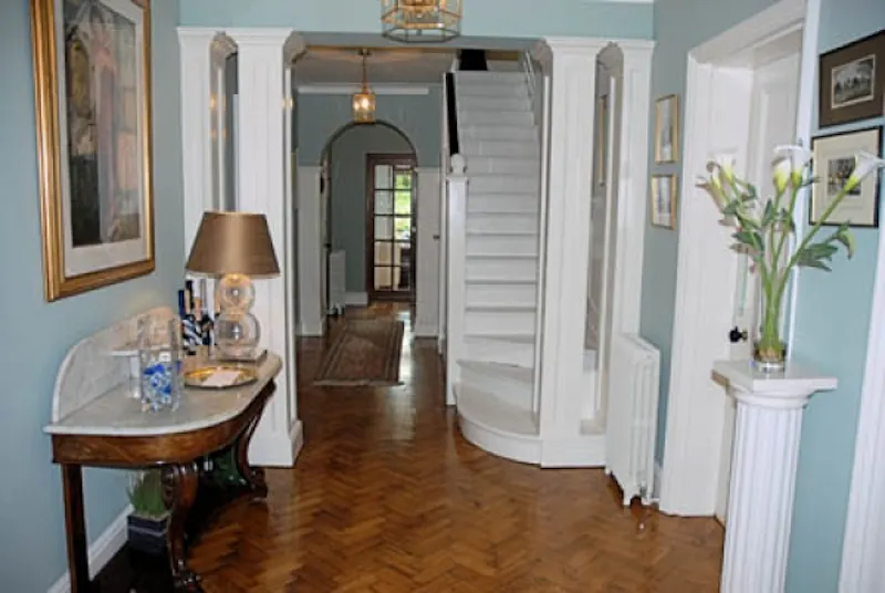 Entrance hall at Family house near Reading, E312 (photo 7)