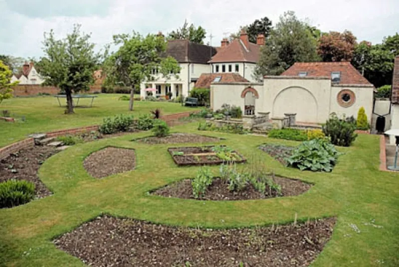 Garden at Family house near Reading, E312 (photo 8)