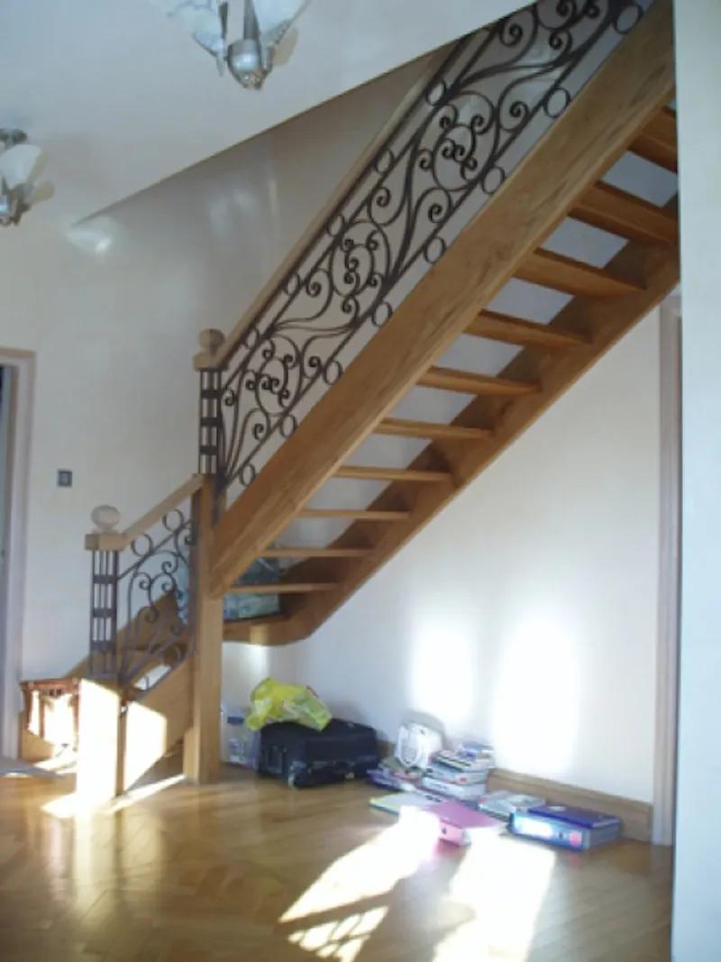 Staircase at 80s Barnet detached house, D1826 (photo 9)