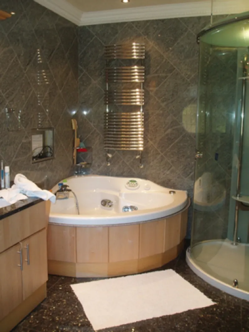 Bathroom at 80s Barnet detached house, D1826 (photo 12)