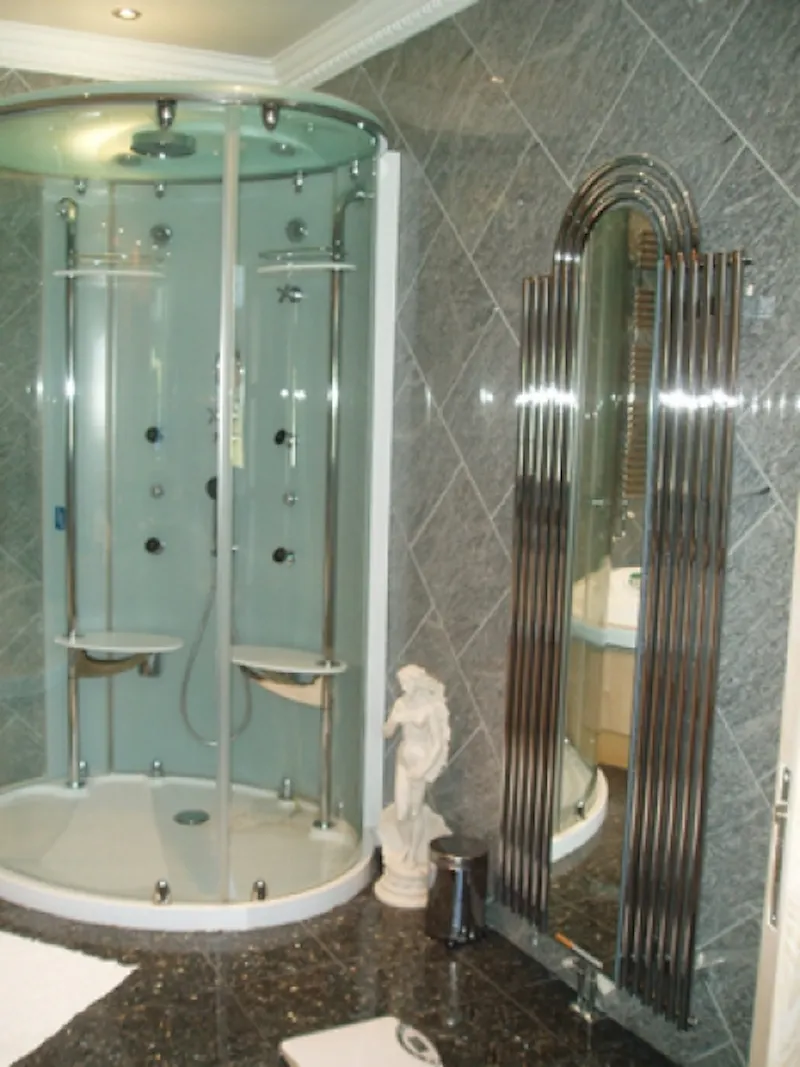 Shower at 80s Barnet detached house, D1826 (photo 13)