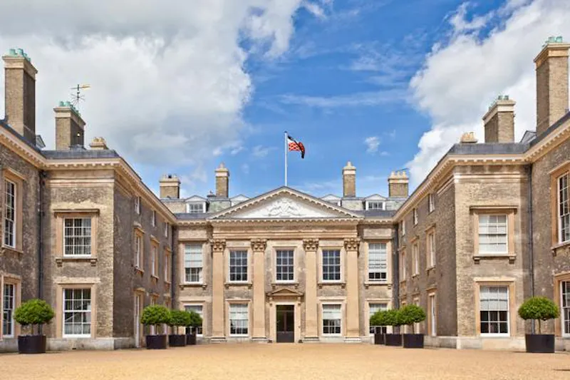 Courtyard at Grand estate in Northampton, A1117 (photo 1)