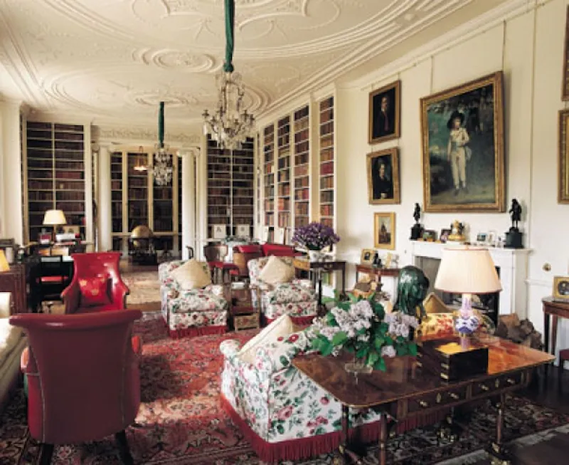 Drawing room at Grand estate in Northampton, A1117 (photo 5)