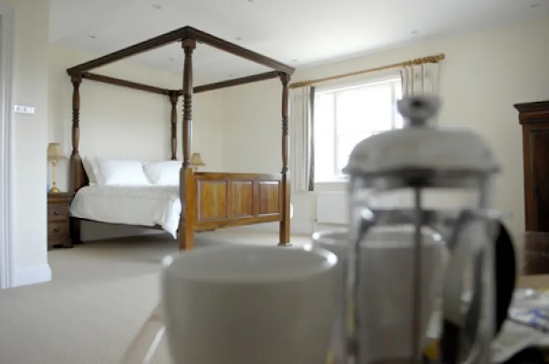 Bedroom at Farnham country house, D1916 (photo 5)