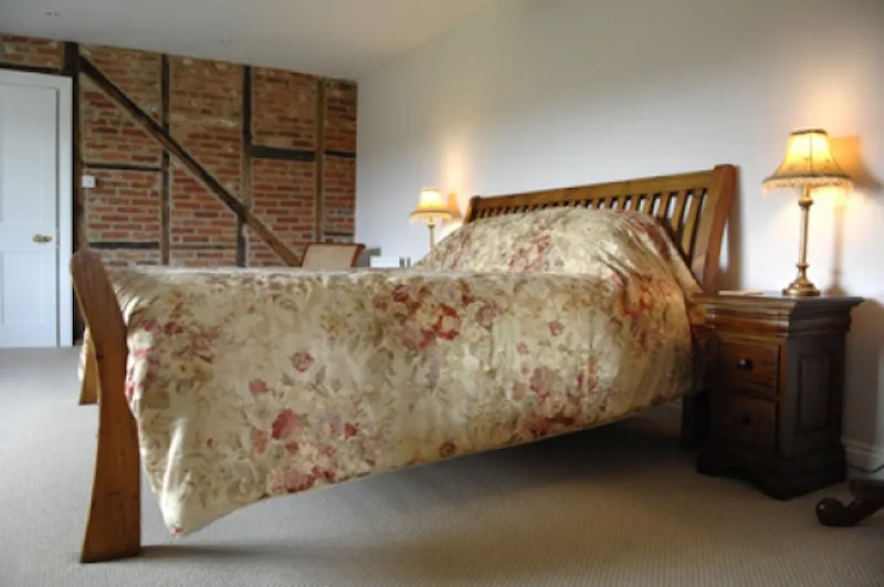 Bedroom at Farnham country house, D1916 (photo 7)