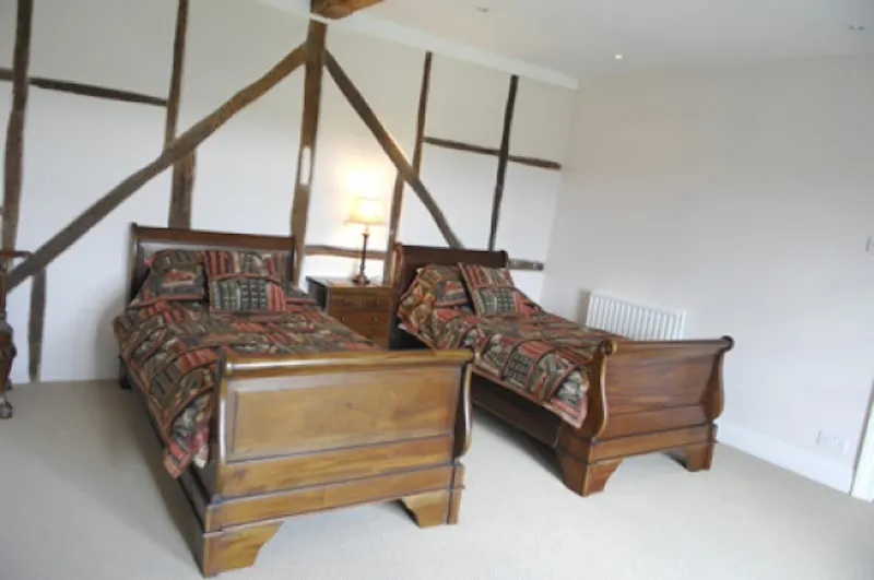 Bedroom at Farnham country house, D1916 (photo 8)