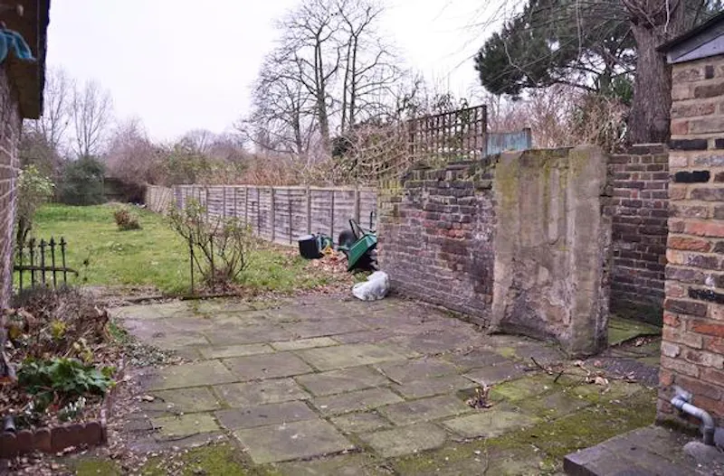 Terrace/Patio at Unmodernised Stockwell House, A1153 (photo 27)