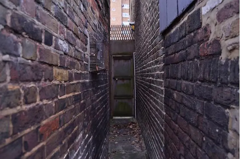 Unmodernised Stockwell House, A1153 (photo 28)