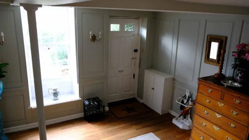 Entrance hall at Wokingham cottage, A1174 (photo 3)