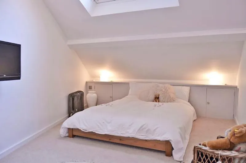 Bedroom at Colourful Kennington apartment, F816 (photo 23)