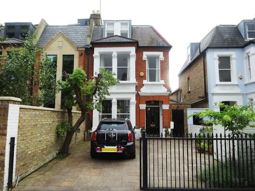 Homely Chiswick family house, E305