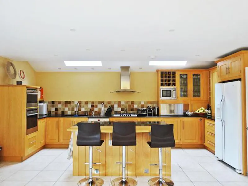 Kitchen at Homely Chiswick family house, E305 (photo 10)