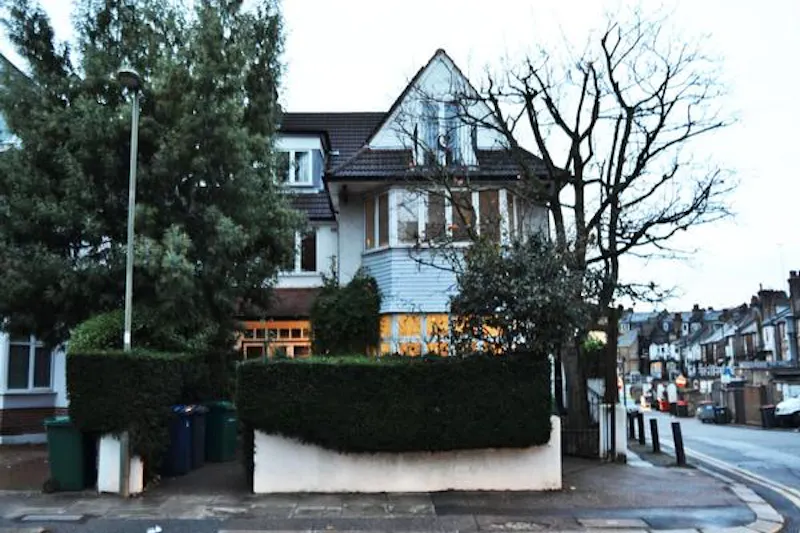 Golders Green family house, E280 (photo 1)