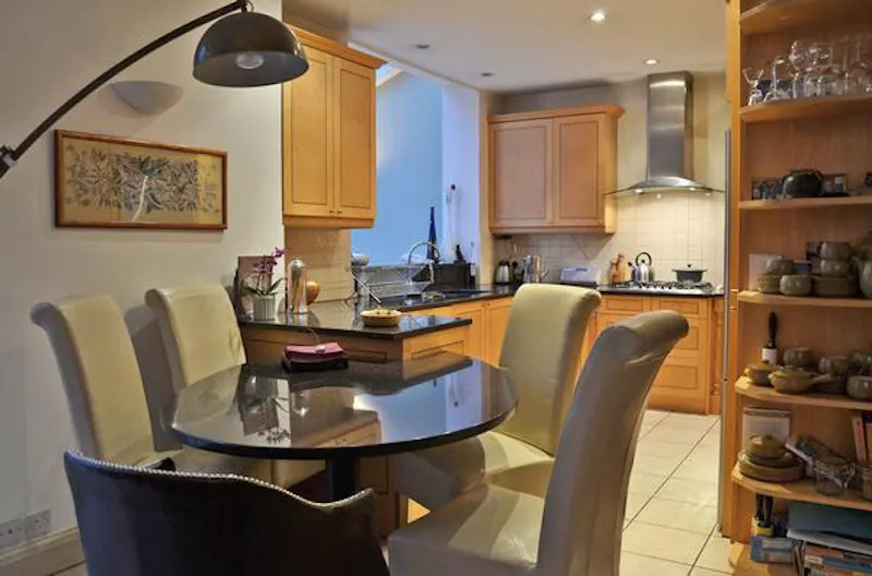 Dining room at Golders Green family house, E280 (photo 10)