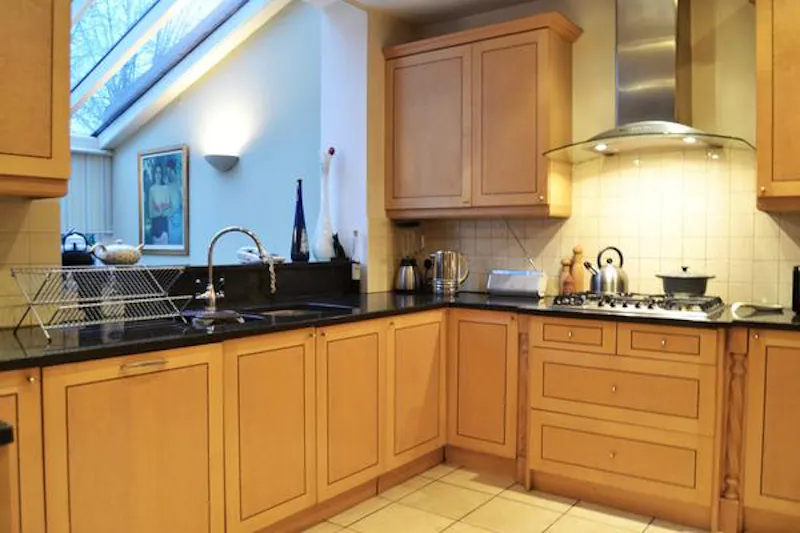 Kitchen at Golders Green family house, E280 (photo 11)