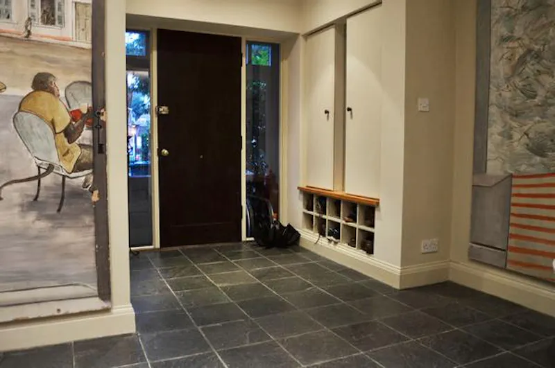 Entrance hall at Golders Green family house, E280 (photo 2)