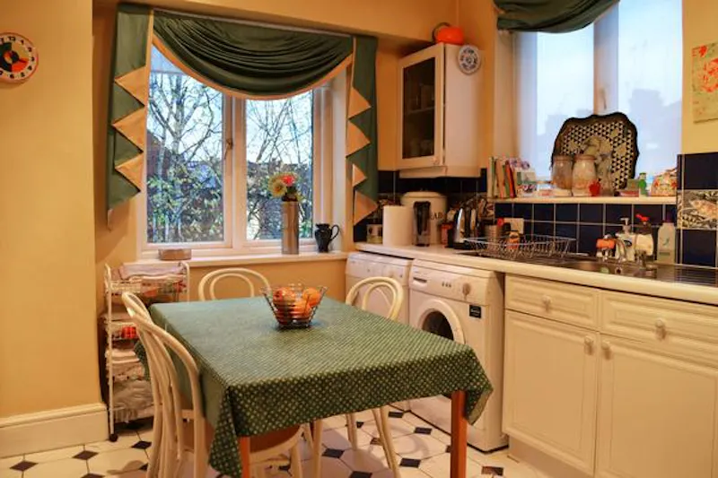 Dining room at Golders Green family house, E280 (photo 15)