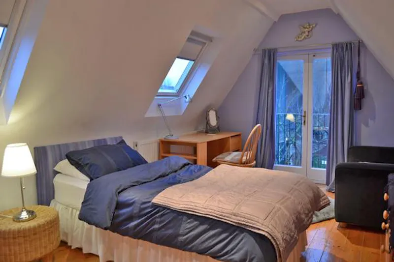 Bedroom at Golders Green family house, E280 (photo 19)