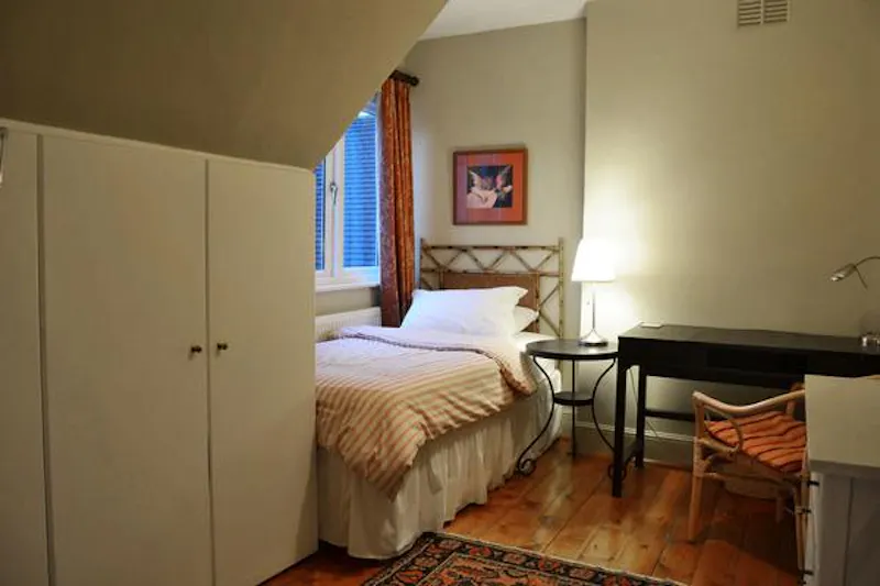 Bedroom at Golders Green family house, E280 (photo 20)