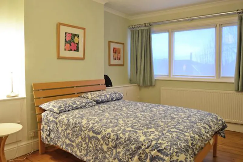 Bedroom at Golders Green family house, E280 (photo 17)