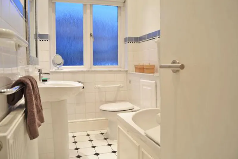 Bathroom at Golders Green family house, E280 (photo 21)